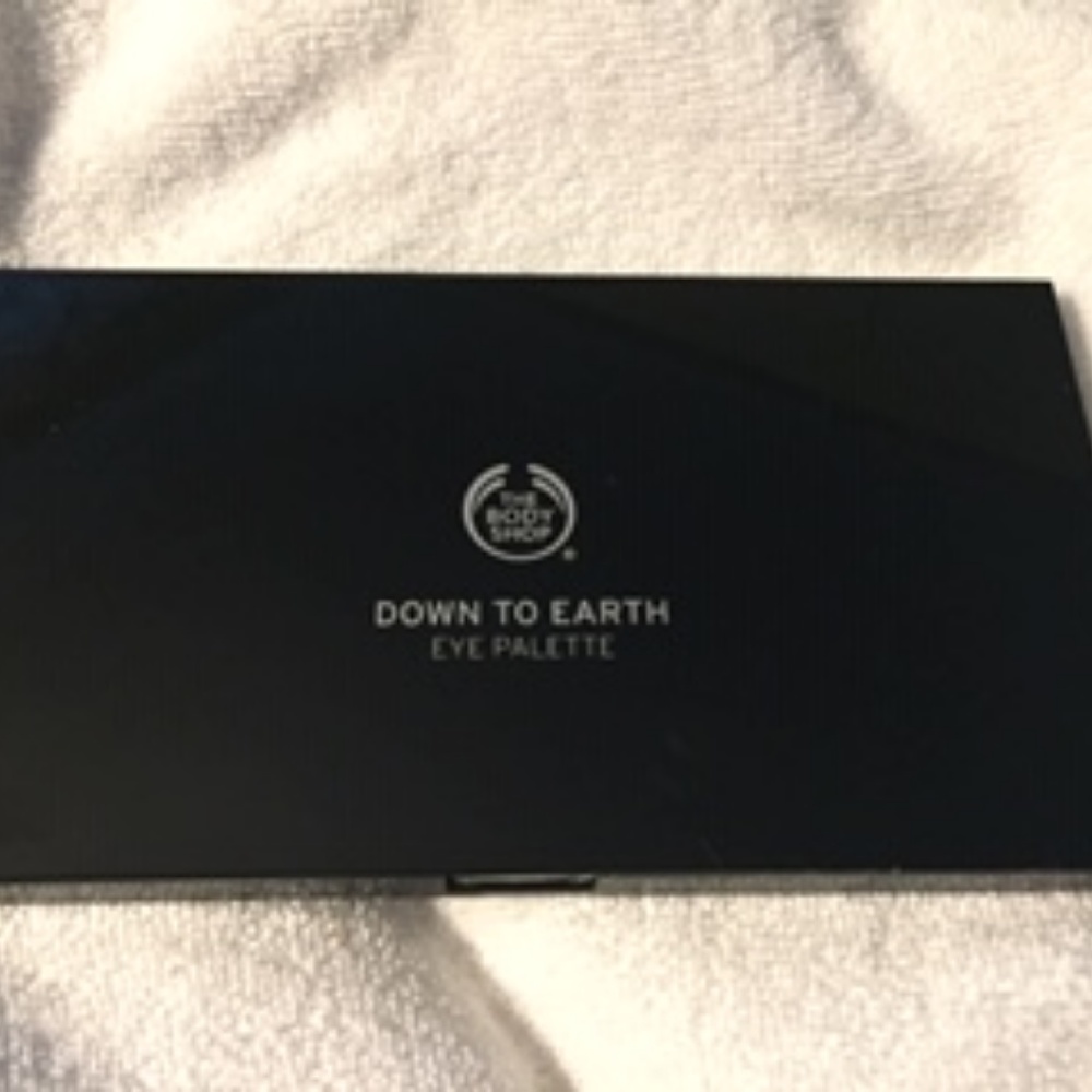 The Body Shop Down to Earth 8-color Eye Shadow Palette - Picture 3 of 5